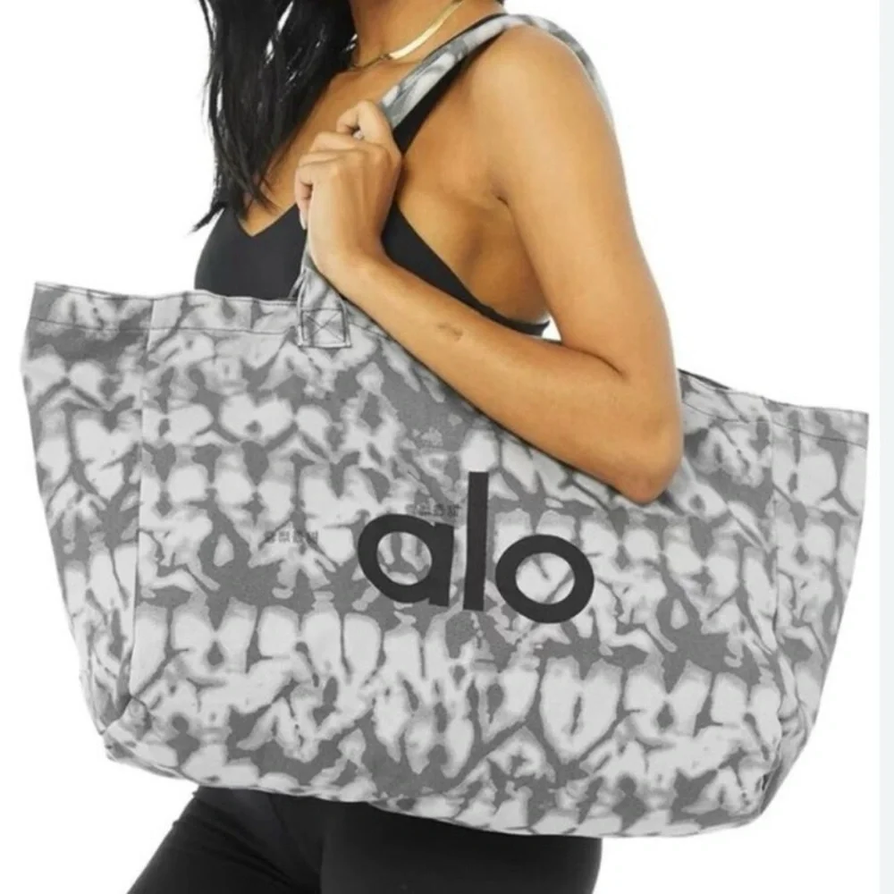NWT- ALO Iconic Oversized Grey Tie-Dye Tote - Picture 4 of 4